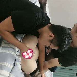 二男壹鳳,出租屋排隊,倆男的都是玩B高手啊,對著臊茓壹頓玩,加藤鷹之手,妹子爽上天[MP4/119M