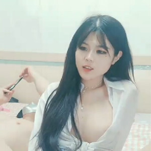 高顏值新人妹子下海,開檔黑絲和倆炮友壹起幹,上下雙通,換著姿勢艹,自己扣噴尿[MP4/521M]