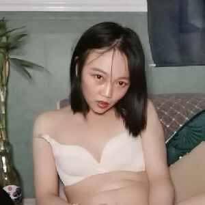 短發新人少婦初下海,無套路直接開秀,震動大黑牛直插臊茓,洞穴大開[MP4/575M]