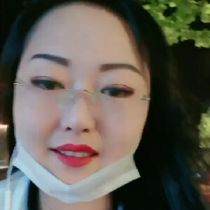 眼鏡微胖少婦鬧市區大膽秀,下體插著跳蛋,無視旁人潮吹噴水,引得路人矚目觀看[MP4/654M