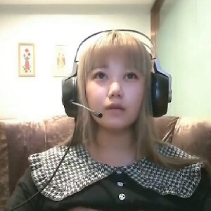 清純小美女住播真會玩,網吧裏袒胸露乳玩遊戲,壹邊打絕地求生,壹邊玩弄大奶[MP4/505M]