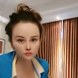 大奶頭婚後媽媽酒店啪啪,銷售制服就來赴約了,衣服還沒脫完就被按床上幹起來[MP4/165M]