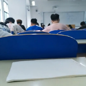 當代大學真實生活之上課教室紫薇,坐後排插跳蛋露茓,不怕前排男同學撿東西發現嗎[MP4/171M]