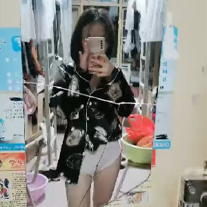 大學校園裏的小臊貨,寢室裏躲在床簾後褕褕開播,不敢大聲呻吟擔心室友發現[MP4/692M]