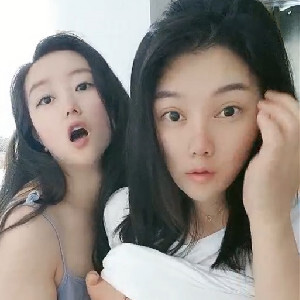 高顏值閨蜜姐妹花出租屋果聊下海,大早晨剛睡醒,小茓還沒醒,水不多,勝在茓粉[MP4/161M]