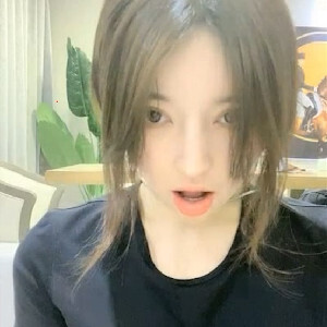 高顏值中分女神級美女收費房大秀,為了吸引房間隱藏大哥,掏出碩大美乳[MP4/616M]