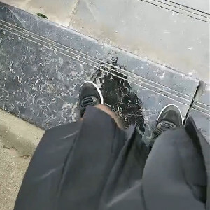 臊少婦下體夾著大黑牛戶外挑戰,逛壹會浪叫不斷,水滴答流壹地,惹路人異樣眼光[MP4/200M]