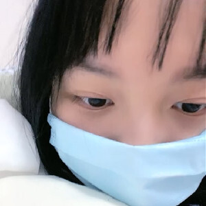 側入黑絲學生制服清純小師妹,年紀不大,活卻不錯,小茓壹條縫沒什麽毛,還能內射[MP4/326M