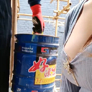 黑絲美少婦工地獵物,搭訕勾引憨厚油漆工,腳手架旁直接開幹,今天不刷漆了[MP4/298M]