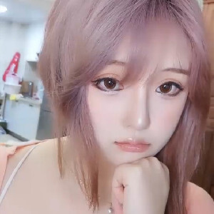 短發巨乳豐滿網紅臉妹子,撩起上衣壹對大燈十分敞亮,小茓水潤,兩片唇外翻[MP4/1G]