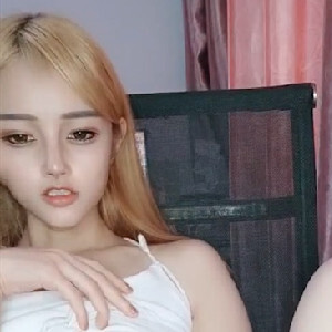 高顏值黃毛丫頭翹著屁股掰茓,小B太粉嫩了,沒有壹點黑色素的痕跡,嫩嫩嫩[MP4/505M]