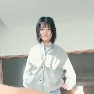 老哥真性福,壹次雙飛倆嫩妹,壹個娃娃臉嬰兒肥十分可愛,壹個戴個眼鏡反差婊[MP4/357M]