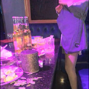 下課約學妹KTV喝酒玩遊戲,喝多了好辦事,越玩越開,拿啤酒瓶插入嫩茓抽送[MP4/561M]