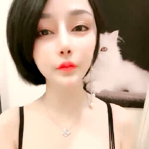 黑絲短發氣質網紅臉少婦道具紫薇,翹著肥滿大屁股不斷抽插假J8,浪叫老公再快點[MP4/1G]