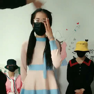 幾老哥又套路到幾個還不上貸款的萌妹子肉償,齊齊站好等待翻牌子挑著艹[MP4/498M]