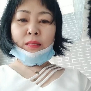 理發店五十多半老徐娘,下體夾著跳蛋給顧客剪頭發,勾引男的去後面啪啪,老B敗火[MP4/211M]