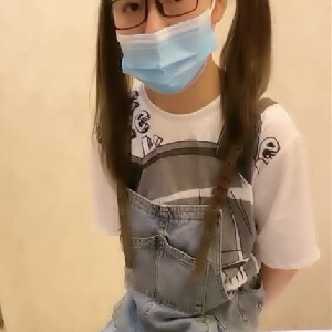 90塊錢鐘點房啪啪雙馬尾眼鏡學生妹,小茓壹線天,雙腿夾得緊緊的,掰開裏面粉嫩[MP4/501M]