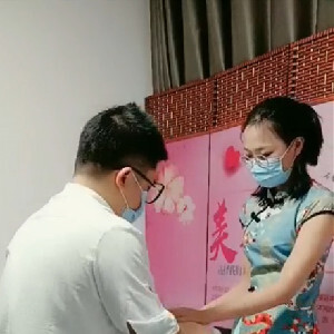 很接地氣路邊養生SPA按摩店,男女技師齊上陣,伺候前來享受眼鏡少婦,春宮大秀[MP4/352M