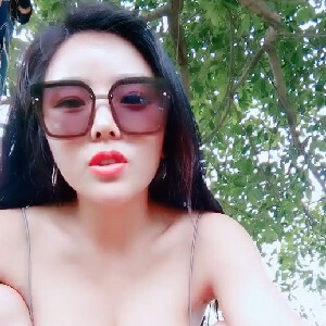 山村時尚美少婦豹紋內褲外露戶外勾引,自嘲搭訕倆小時了也沒人艹,轉身來壹小哥就幹[MP4/416M]