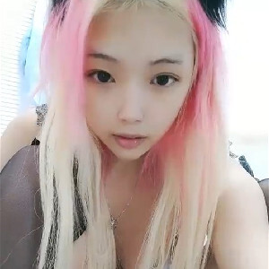 文藝復興非主流漂亮美女紫薇臊茓,情趣黑絲內內用假JJ插入撐開看茓[MP4/1G]