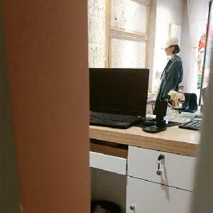 步行街精品首飾店短發老板娘,店裏好多小姐姐逛店挑首飾,自己在簾子後發臊紫薇[MP4/296M]