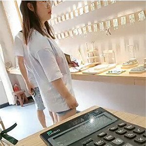 步行街首飾店美乳老板娘躲簾子後大膽露出,前面顧客挑選首飾,後面羞恥動作,刺激[MP4/708M]