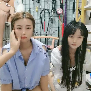 坐標河南鄭州,輕度調教倆妹子,壹個少婦,壹個少女,雙頭龍壹起享用,各種道具應有盡有[MP4/946M]