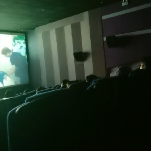 电影院挑战不可能,荧幕上放著电影,下面观影席手伸进去褕褕紫薇,紧张刺激[MP4/453M]