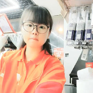 清純眼鏡反差婊,超市收銀員深夜櫃臺下露B紫薇,到處都是監控,老板知道會怎樣[MP4/197M]