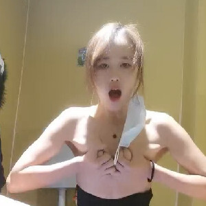 高颜值网吧前台收银员小姐姐深夜厕所脱光光紫薇,天气再寒冷也抵不过内心的燥热[MP4/267M]