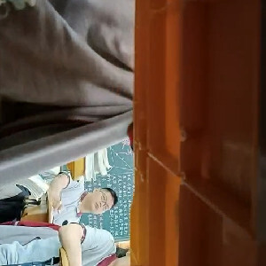 初中小学妹不知被谁调教的这么臊,上著课,桌下撩起衣服露奶,下课厕所自扣嫩茓,褕拍同学尿尿[MP4/221M]