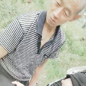 豐滿大姐鄉下送溫暖,找了倆七八十歲老頭野外玩B,老頭樂壞了,活壹輩子都沒這麽玩過[MP4/319M]