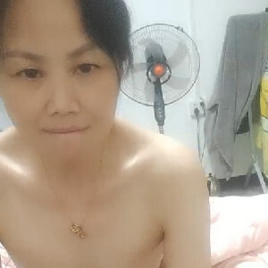 媳妇不在家,勾搭照顾孩子的保姆阿姨,婚床上激情艹老B,老熟妇闭眼享受[MP4/315M]