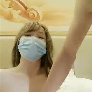 染黃頭發的小丫頭,身體白皙粉嫩,小茓無毛,要雙手使勁掰開才能打開洞穴[MP4/213M]