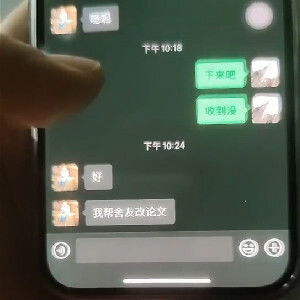 坐在大學圖書館約學妹,勾搭鄰近畢業大四學姐,正忙著幫同學改論文,忙中偷閑約壹炮[MP4/943M]