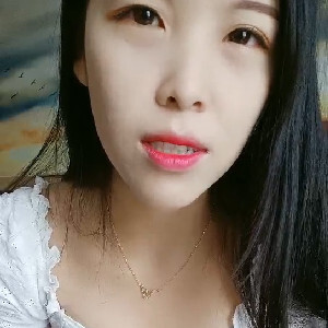 乡下大表姐果聊赚到钱,带初进城村妹下海,沐洱还挺粉嫩,完美无瑕[MP4/259M]