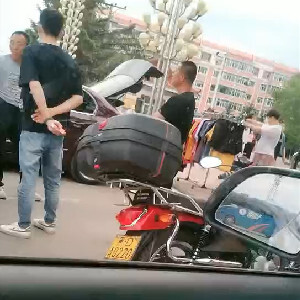 极品臊货喜欢玩刺激.车停闹市区,下体插入粗长道具紫薇,车前人流马龙,肯定能看到[MP4/413M]