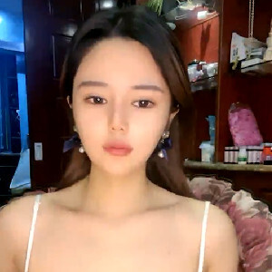 極品巨乳美少婦吃飽喝足露出碩大奶子,宛如吊鐘乳,餓了,還吃奶奶[MP4/318M]