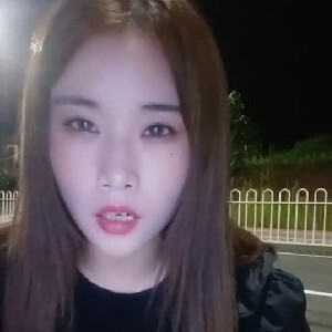 漂亮小少婦深夜戶外大膽露出,開檔黑絲大馬路上擡起腿露B,到了車上主動坐上去動[MP4/684M]