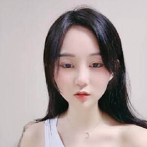 剛大學畢業,在上海工作甜美小姐姐下班出租屋兼職,撩起上衣比作愛心奶[MP4/598M]