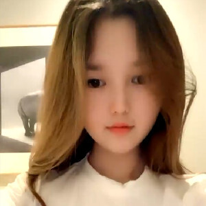 長相可愛清純新人妹妹初下海,無套路果聊,撩起上衣秀出堅挺美乳,小茓更嫩[MP4/1G]