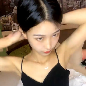 苗條好身材甜美小姐姐酒店和男友啪啪,欲火焚身,還沒艹呢自己先摸壹會[MP4/920M]