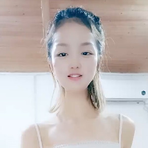 年紀不大甜美可人OO後美少女居家下海,極品純天然壹線天粉沐耳,想舔[MP4/689M]