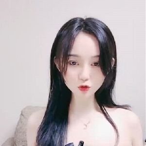 剛大學畢業在上海工作的甜美妹子,性感吊帶,皮膚白皙誘人,鮑魚粉嘟嘟[MP4/925M]