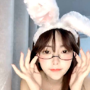 甜美可人鄰家妹妹初長成,兔耳朵打扮更顯稚嫩,可愛閨房內脫光光秀粉沐洱[MP4/582M]