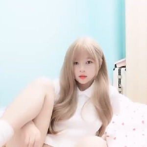 年紀不大童顏清純OO後萌妹,身材嬌小玲瓏,人家想要被哥哥抱起來插[MP4/766M]