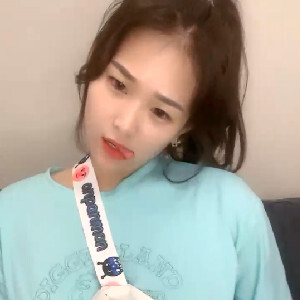 高顏值馬尾辮甜美小姐姐初下海,歡樂聊天,撩起T恤露奶揉搓,時不時露下BB[MP4/912M]