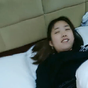 早泄大哥人菜癮還大,好不容易搞硬沒插幾下就射了,妹子全程玩手機都沒快感[MP4/235M]