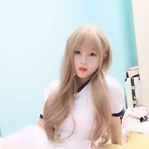 年紀不大OO後軟萌金發妹,撩起運動上衣露微乳,張開白絲雙腿自己扣B[MP4/565M]