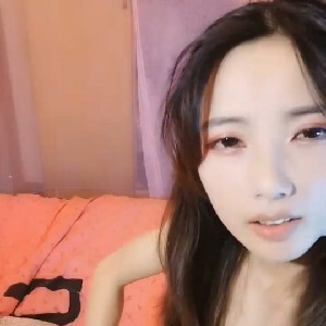 文靜斯文大長腿白絲美女激情啪啪,口活壹流,跪在大J8面前主動舔食[MP4/149M]